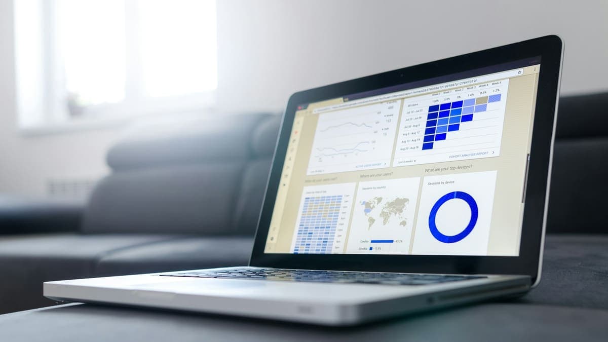 Rapportvy på en laptop med diagram över sidor och trafik